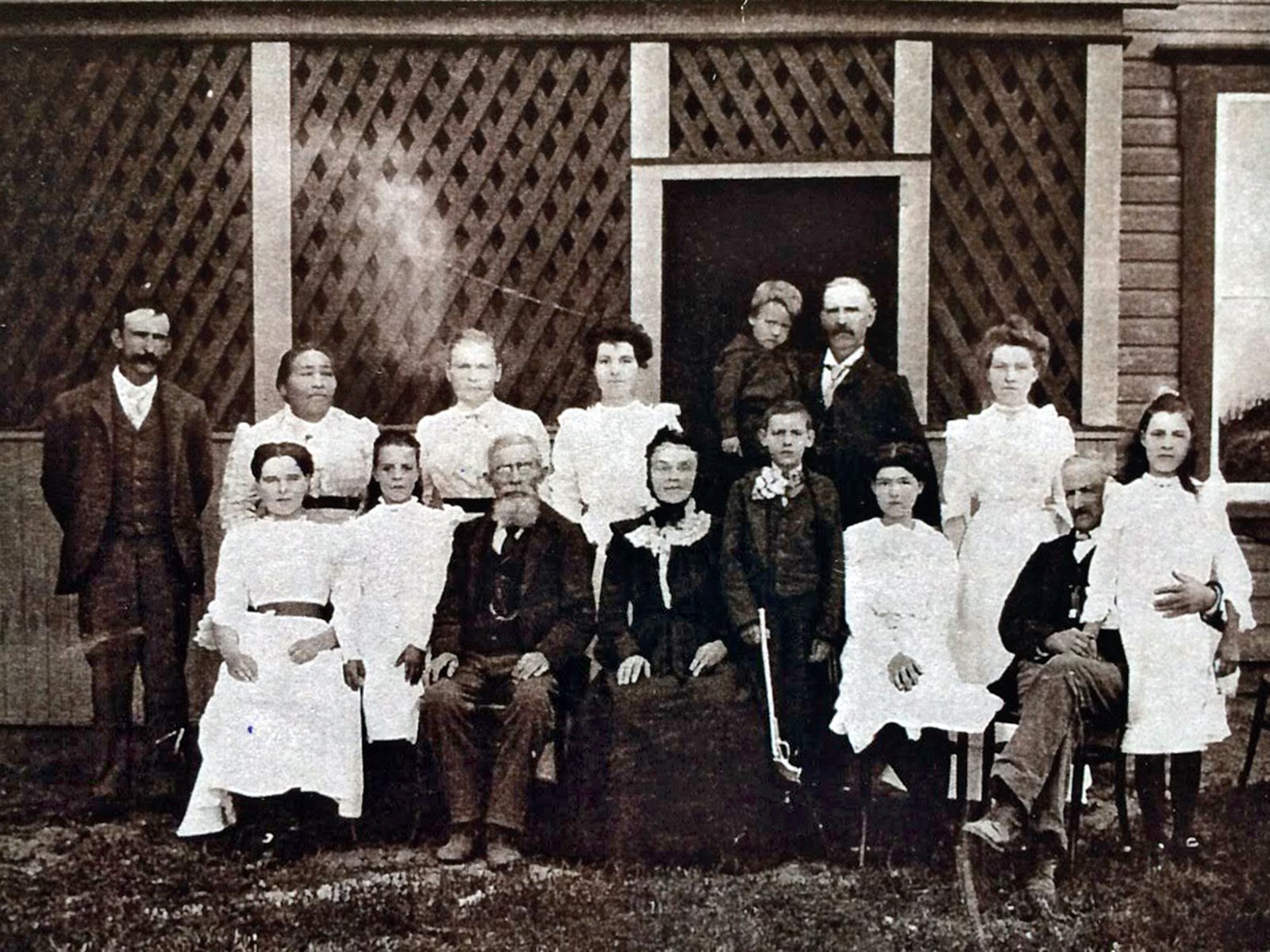 The O’Hare-Schubert family, c. 1901. Augustus and Catherine are seated in the centre.