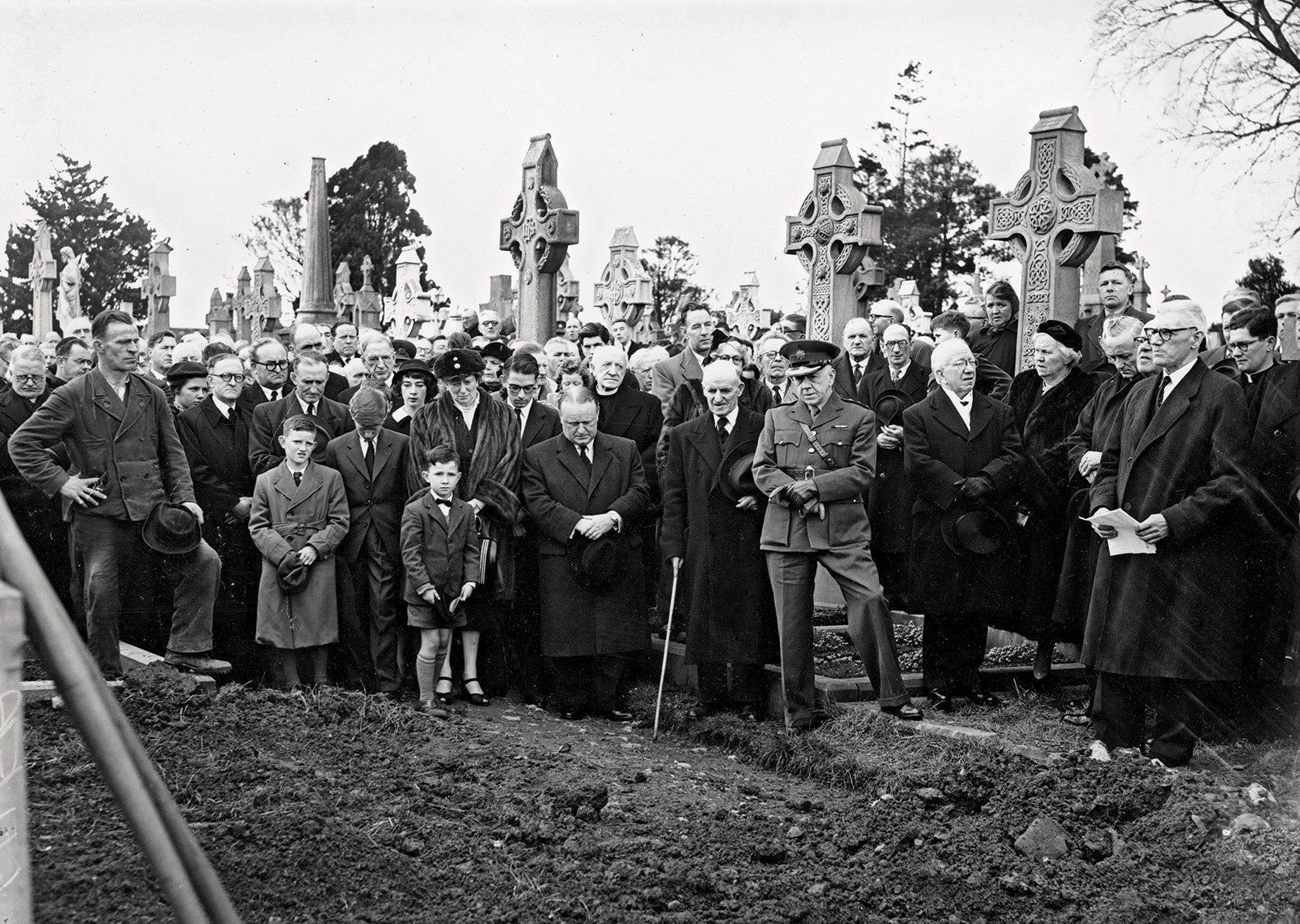 Family of Ernie O’Malley and mourners at the graveside during his State Funeral, with Seán Moylan giving the oration, Glasnevin Cemetery, Dublin, 1957.