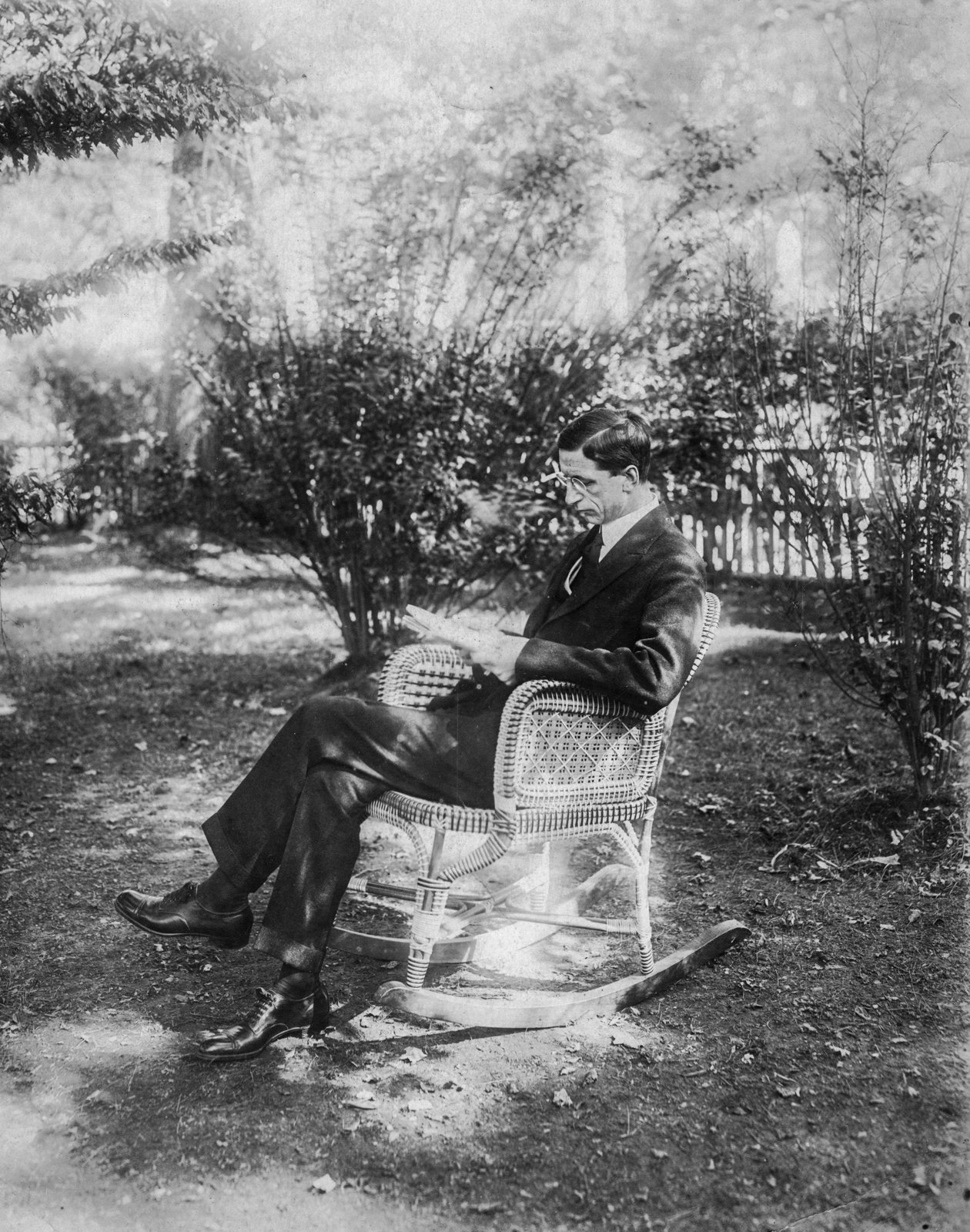 De Valera relaxing on Rhode Island, 1919.