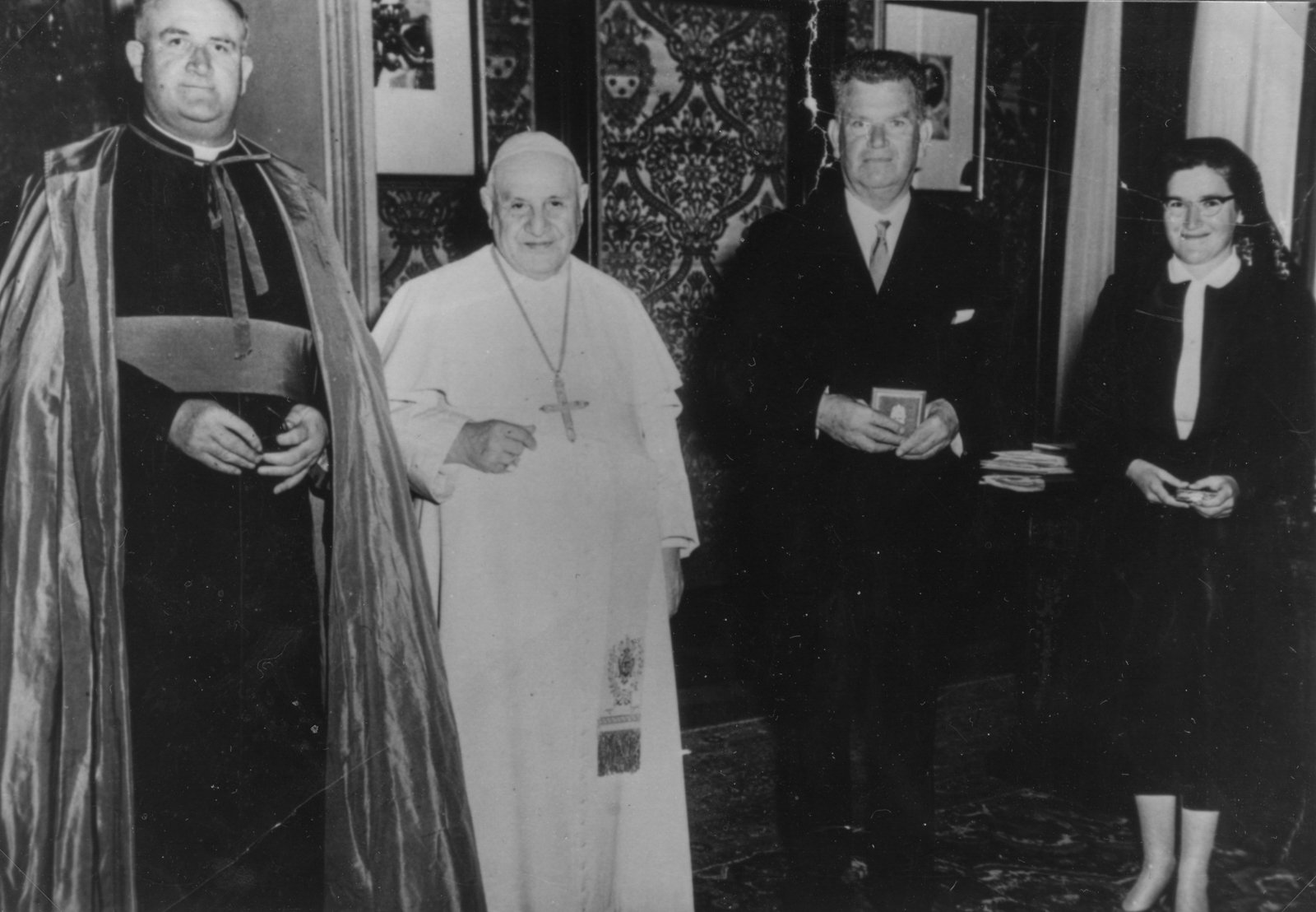Senator Sean O’Donovan with Pope John XXIII. On the right is his daughter, Fionnuala O’Donovan (later Crowley).