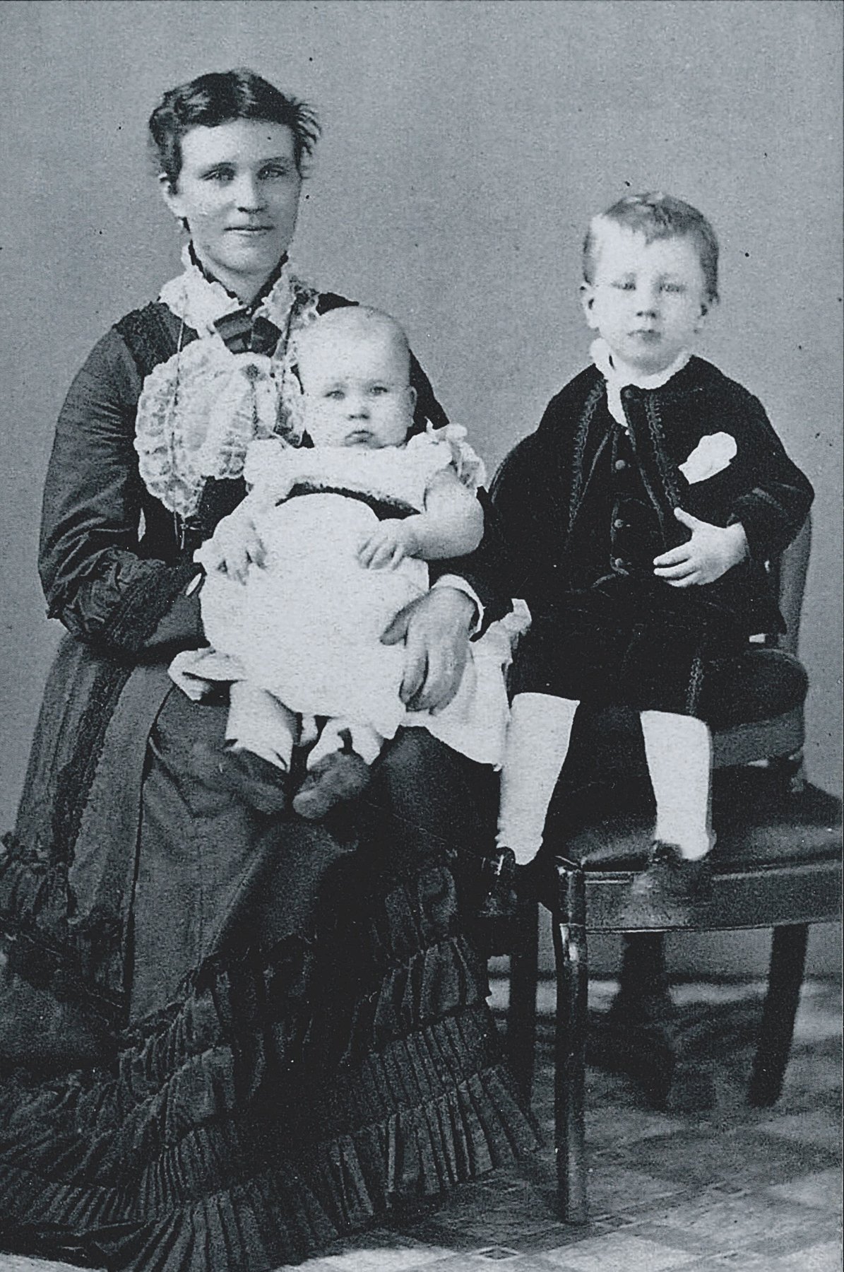 Mary Jane Schubert (Hoey) and children shortly before her death